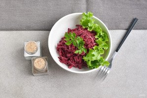Салат со свежей свеклой