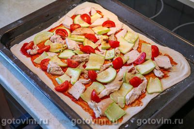 Пицца из готового теста с курицей и кабачками