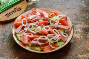 Салат с ветчиной, помидорами и базиликом