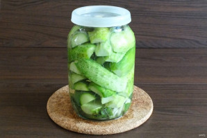 Малосольные огурцы с мятой и чесноком