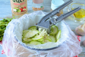 Быстрая засолка кабачков в пакете Быстрая засолка кабачков в пакете