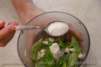 Куриные бедра в духовке, запеченные с зеленым маслом с базиликом