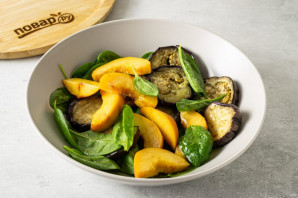 Салат из баклажанов, феты и персиков