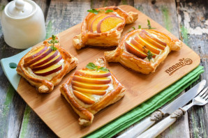 Слойки с творогом и персиками Слойки с творогом и персиками