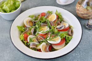 Салат с анчоусами и рукколой Салат с анчоусами и рукколой