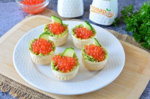 Тарталетки с икрой и авокадо