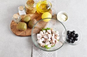 Салат с киви и курицей
