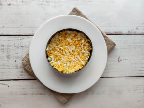 Слоеный салат с копченой рыбой