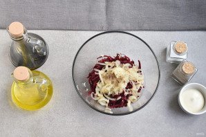 Салат со свежей свеклой