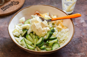 Салат с копченой курицей и огурцом Салат с копченой курицей и огурцом