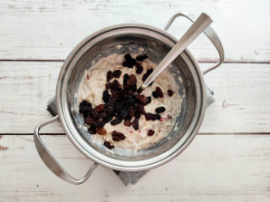 Овсяная каша с яблоком и изюмом