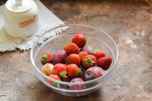 Компот из клубники и сливы на зиму