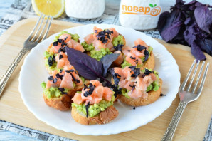 Брускетты с рыбой и авокадо Брускетты с рыбой и авокадо