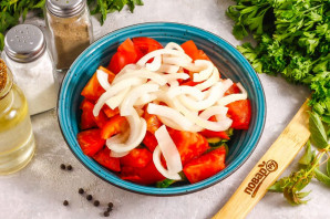 Салат с малосольными огурцами и помидорами