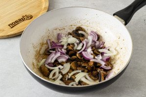 Салат с грибами шампиньонами жареными Салат с грибами шампиньонами жареными