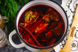 Маринованная свекла с ботвой