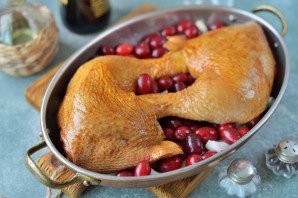 Курица с кизилом в духовке