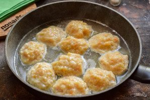 Куриные биточки с цукини и овощами