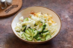 Салат с копченой курицей и огурцом Салат с копченой курицей и огурцом