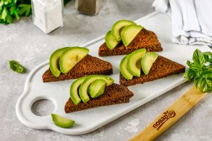 Брускетты с авокадо и семгой