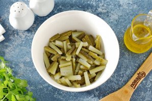 Салат с маринованными огурцами и яйцами Салат с маринованными огурцами и яйцами