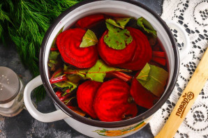 Маринованная свекла с ботвой