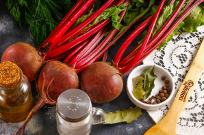 Маринованная свекла с ботвой