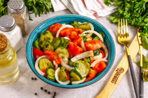 Салат с малосольными огурцами и помидорами