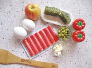 Салат "Лаура" с крабовыми палочками и яблоком Салат "Лаура" с крабовыми палочками и яблоком