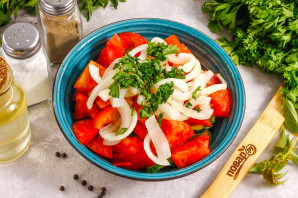 Салат с малосольными огурцами и помидорами