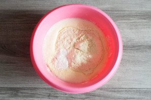 Пирог с ревенем и яблоками в мультиварке