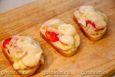 Горячие тосты с курицей, помидорами и сыром