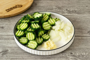 Салат из огурцов на зиму "Пальчики оближешь" Салат из огурцов на зиму "Пальчики оближешь"