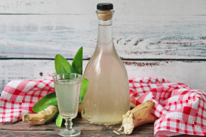 Хреновуха на самогоне с медом Хреновуха на самогоне с медом