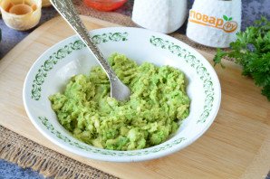 Тарталетки с икрой и авокадо