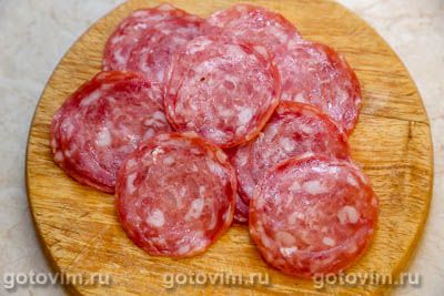 Пицца из готового теста с колбасой и картофельным пюре