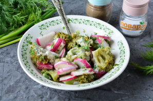 Салат с брокколи и редисом Салат с брокколи и редисом