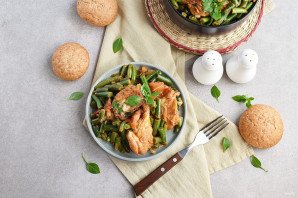 Тушеная фасоль с курицей