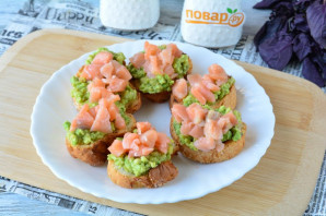 Брускетты с рыбой и авокадо Брускетты с рыбой и авокадо