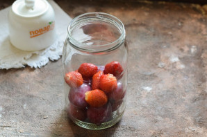 Компот из клубники и сливы на зиму