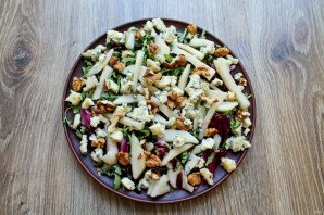 Салат с сыром с плесенью и грушей