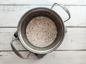 Овсяная каша с яблоком и изюмом