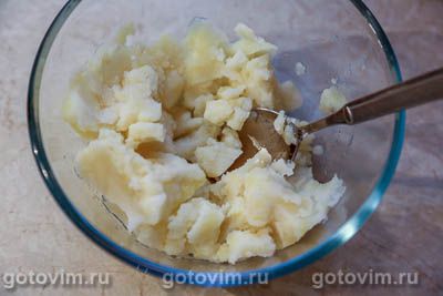 Пицца из готового теста с колбасой и картофельным пюре