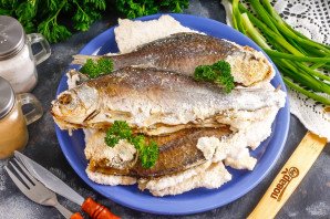 Карась запеченный в соли