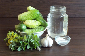 Малосольные огурцы с мятой и чесноком