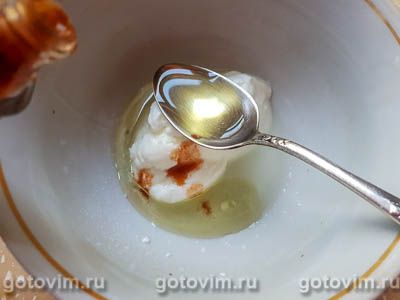 Салат из авокадо с помидорами, перепелиными яйцами с йогуртовой заправкой