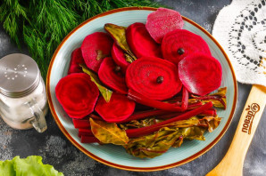 Маринованная свекла с ботвой