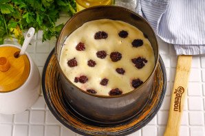 Бисквит с ежевикой