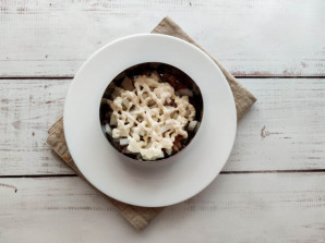 Слоеный салат с копченой рыбой