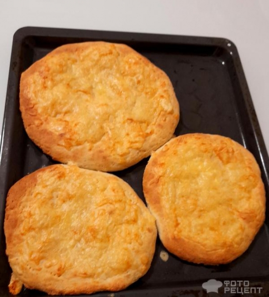 Рецепт: Хачапури по-имеретински - Лепёшки с сыром внутри и сыром снаружи. Хрустящие, ароматные - для любителей сыра!